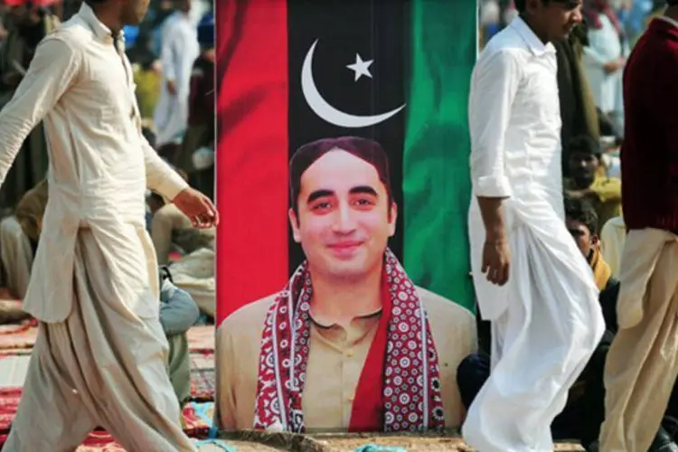 Imagem de Bilawal Bhutto Zardari diante do mausoléu da família: apesar de uma longa estadia no exterior, para Bilawal Bhutto a política vem de berço (©afp.com / RIZWAN TABASSUM)