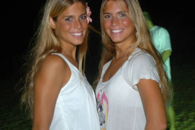 Bia e Branca Feres, as gêmeas do nado sincronizado: indenização de R$ 5 mil cada uma (Divulgação)