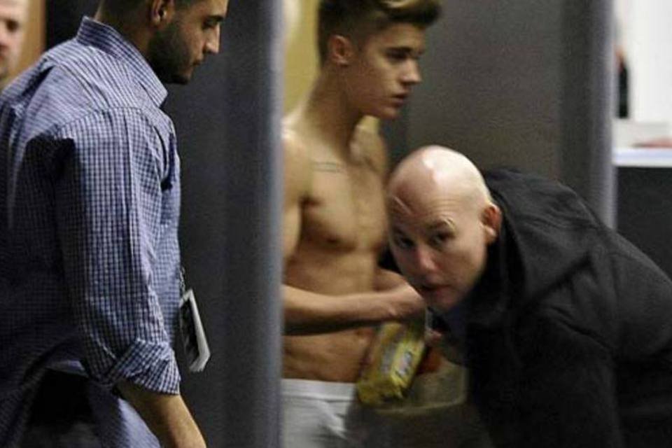 Bieber fica sem camisa na Polônia com temperatura de -10º