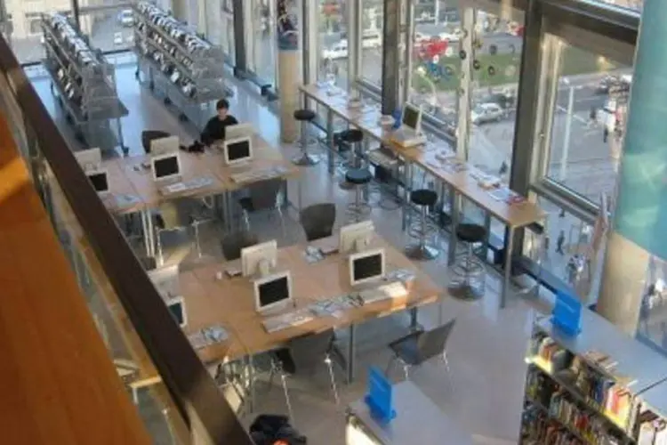 Biblioteca municipal de Dresden, na Alemanha. No Brasil, acesso livre à internet em bibliotecas é raro