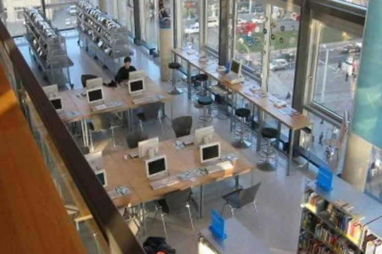 Biblioteca municipal de Dresden, na Alemanha. No Brasil, acesso livre à internet em bibliotecas é raro (.)