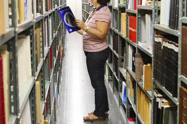 Mulher fazendo uma pesquisa em teses na biblioteca do Museu de Zoologia da USP (Marcos Santos/USP Imagens)