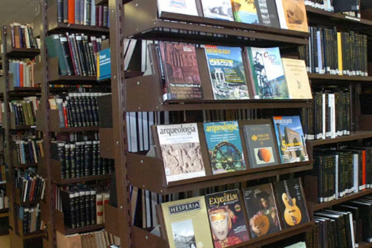 
	Biblioteca: espa&ccedil;o para estudo e leitura est&aacute; presente em 97% das cidades brasileiras. Em 1999, estavam em 76,3%.
 (Francisco Emolo/Jornal da USP)