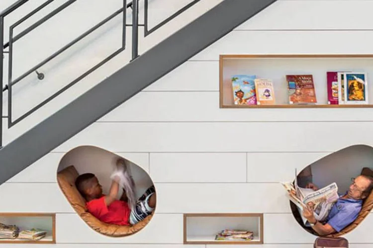 Biblioteca: para apenas uma pessoa, cada ninho conta com iluminação pontual e espaço para acomodar mochila ou bolsa (Lufe Gomes/Arquitetura e Construção)