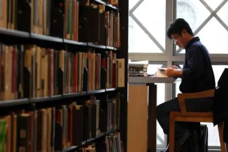 
	Homem em biblioteca: uma boa dica &eacute; colocar alguns volumes deitados e outros de p&eacute;; disposi&ccedil;&atilde;o que d&aacute; movimento &agrave; estante
 (Getty Images)