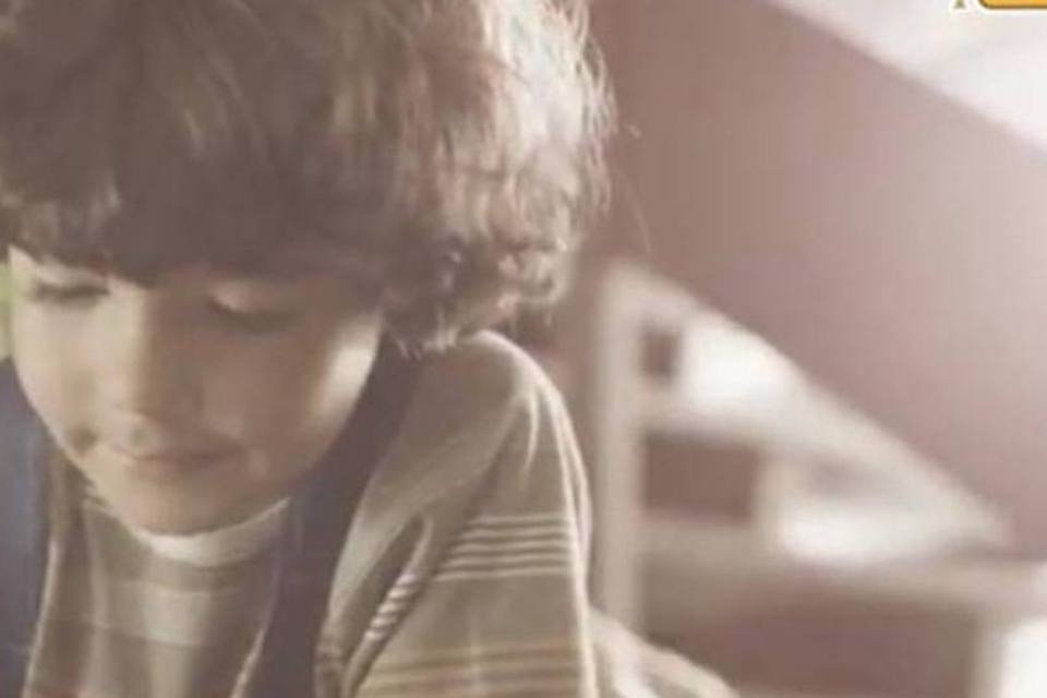 
	Reprodu&ccedil;&atilde;o de comercial da BIC: durante a narra&ccedil;&atilde;o, cinco modelos de caneta da Fam&iacute;lia Cristal ganham destaque
 (Reprodução)