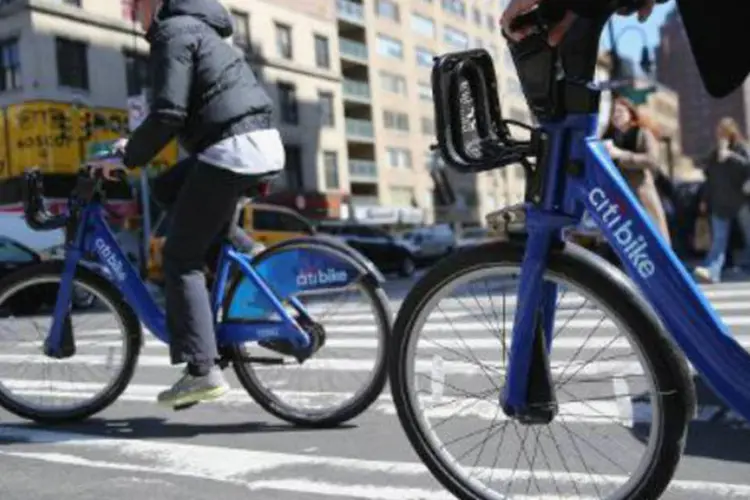 As bicicletas azuis de Nova York: as "Citi Bikes" percorreram 11,26 milhões de quilômetros, com a média de 36.000 viagens por dia no verão (John Moore/AFP)