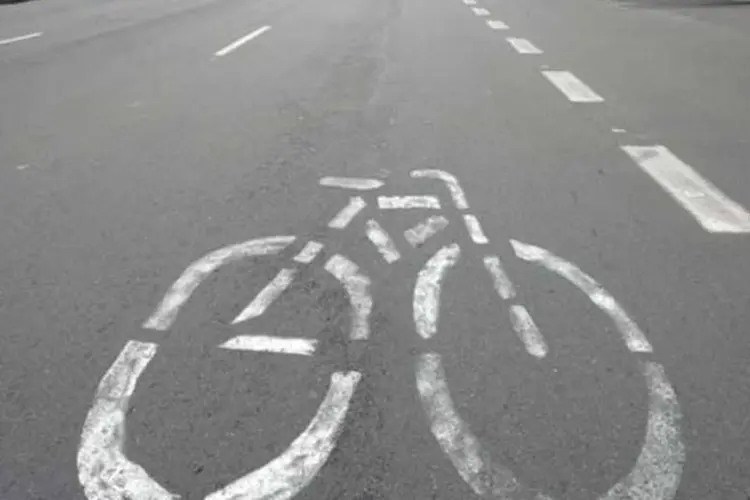 	Bicicleta pintada pelo movimento Bicicletada no asfalto da Avenida Paulista.  (FERNANDO MORAES)