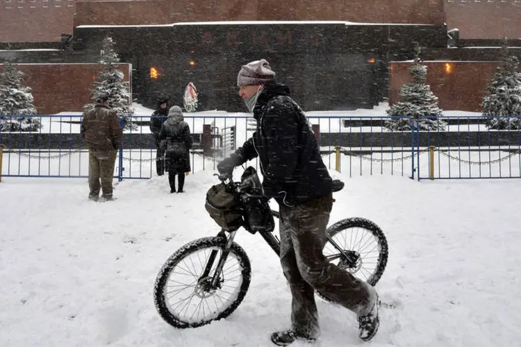 
	Na neve: &quot;H&aacute; mais de 60 anos pedalo no inverno. Enquanto voc&ecirc; pedala, n&atilde;o sente frio&quot;
 (Yuri Kadobnov / AFP)