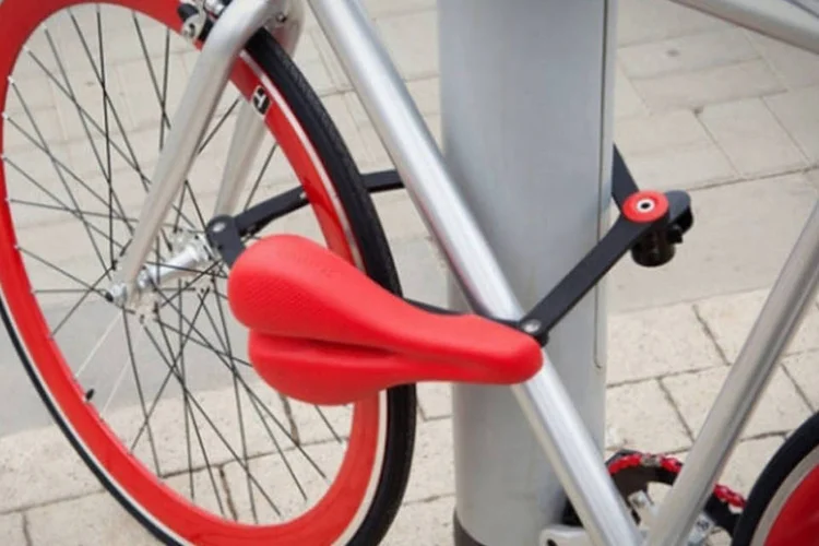 Projeto Seatylock: banco se transforma em trava para prender a bicicleta em um poste (Divulgação)