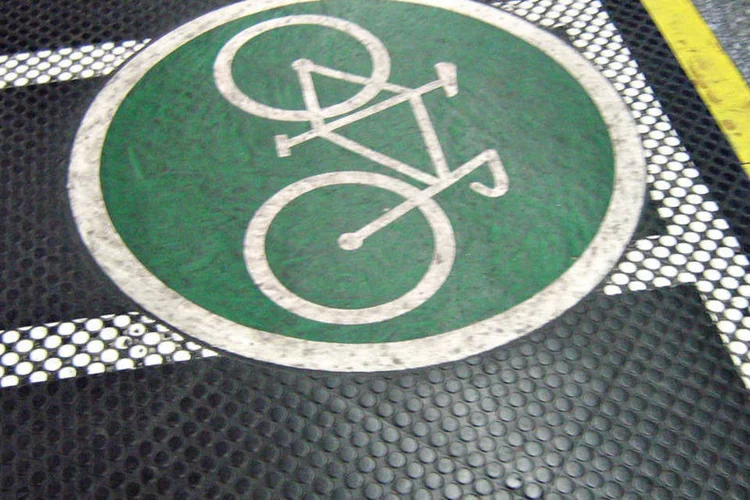 
	S&iacute;mbolo de permiss&atilde;o para transporte de bicicletas no metr&ocirc; de S&atilde;o Paulo: se a viagem durar mais do que os 30 minutos gratuitos, o valor ser&aacute; descontado do Bilhete &Uacute;nico
 (Marcos Santos/USP Imagens)