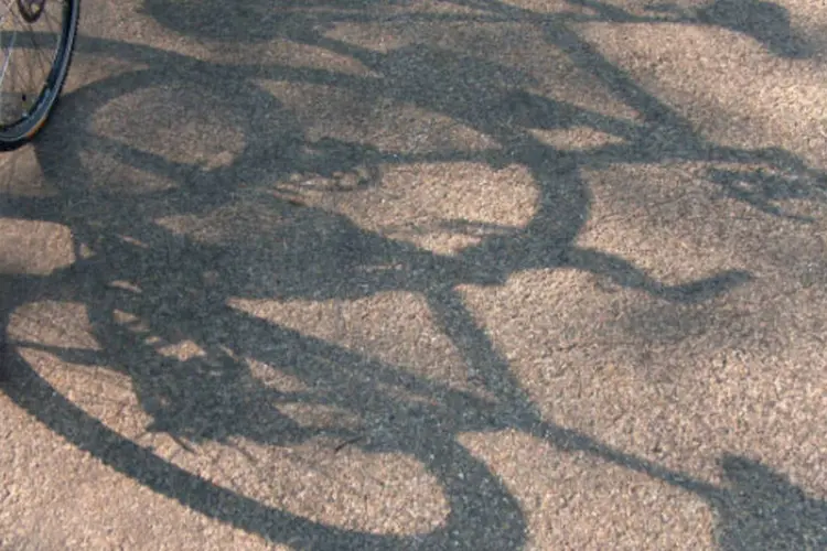 
	Sombra de bicicletas no asfalto: a defesa de parte dos investigados ingressou com habeas corpus insurgindo-se contra a fian&ccedil;a e foi vitoriosa
 (Stock.xchng)