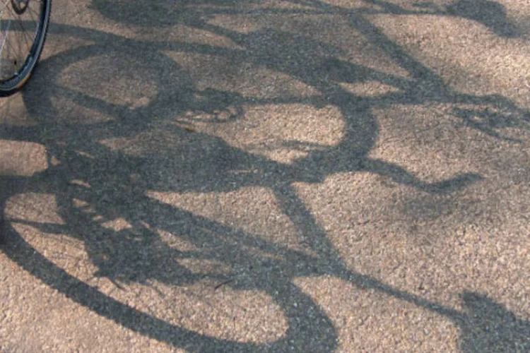 Sombra de bicicletas no asfalto (Stock.xchng)