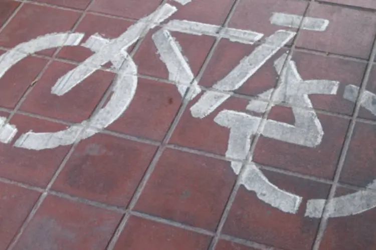 Bicicleta pintada no chão (Stock.xchng)