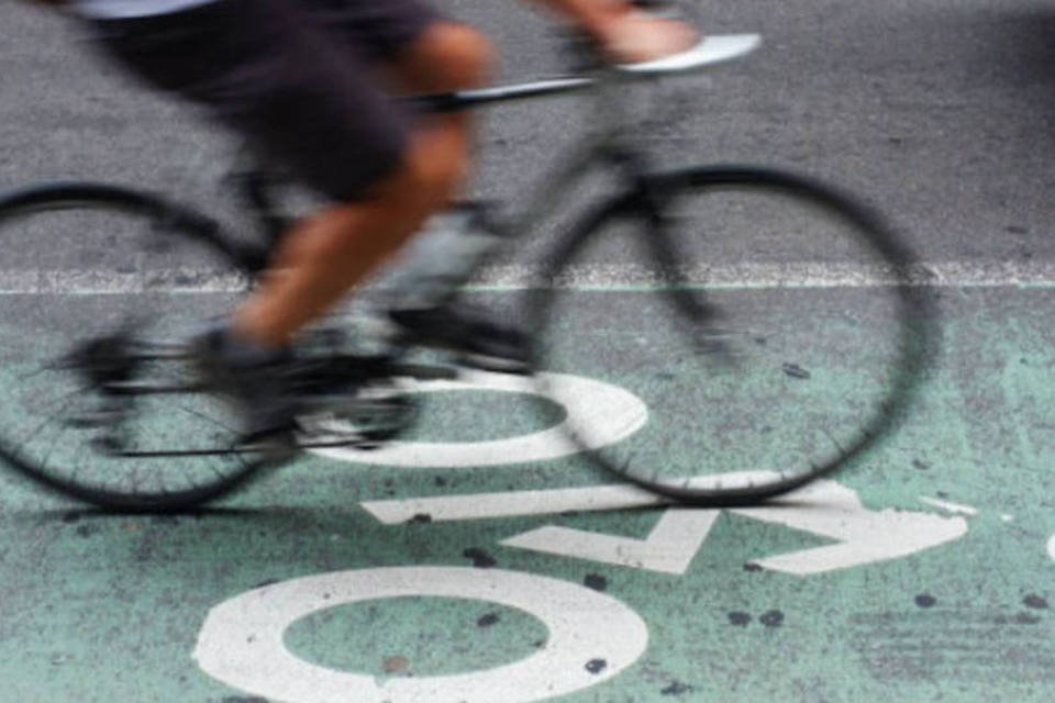 Ciclista morre após ser atropelado na Avenida JK