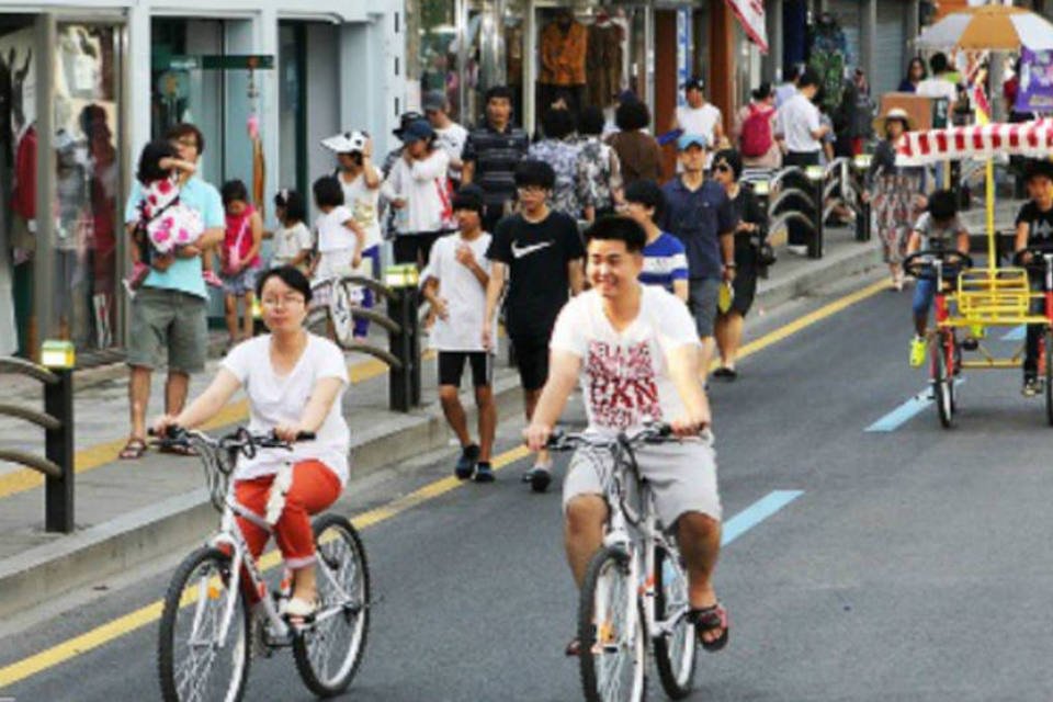 Cidades adotam a política de menos carros e mais bikes