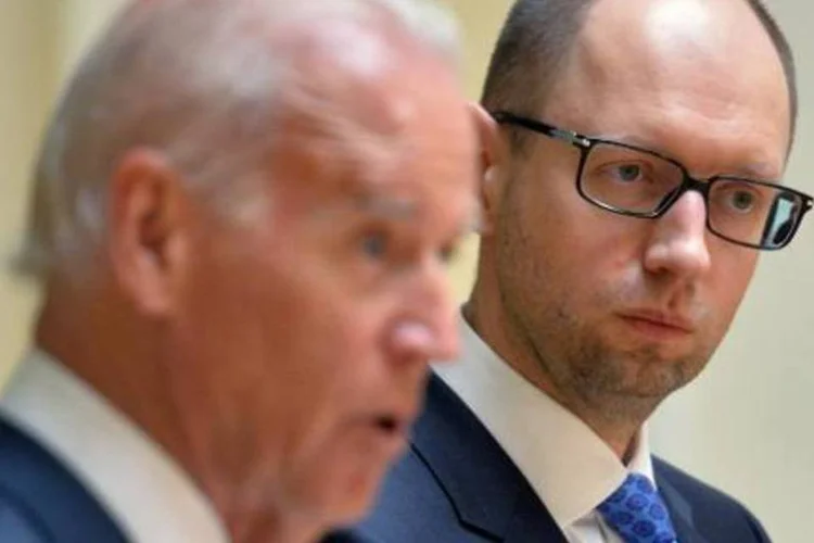 O vice-presidente americano, Joe Biden, discursa ao lado do premiê ucraniano, Arseni Yatseniuk: mais cedo, Biden conversou com parlamentares ucranianos (Sergei Supinsky/AFP)
