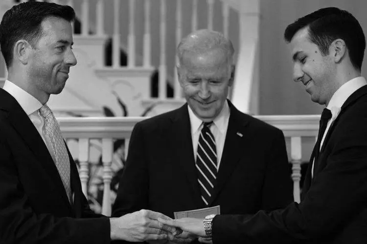 O vice-presidente dos Estados Unidos, Joe Biden (C), celebra casamento gay em sua casa (Reprodução/Twitter/@VP)