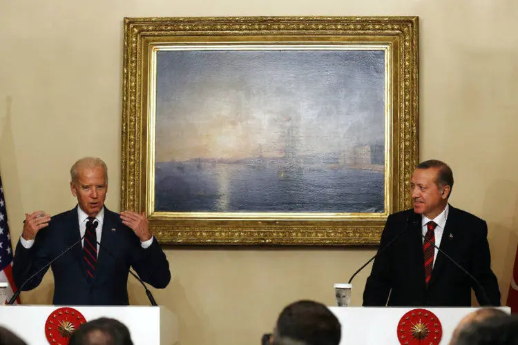 O vice-presidente americano, Joe Biden (e), e o presidente turco, Recep Tayyp Erdogan (Murad Sezer/Reuters)