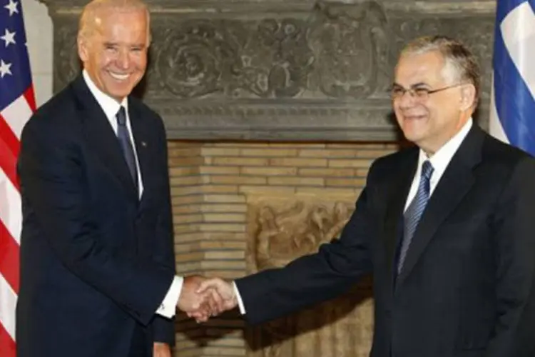 O vice-presidente americano (e) manifestou "satisfação" pelo apoio dado ao novo primeiro-ministro grego (Thanassis Stavrakis/AFP)