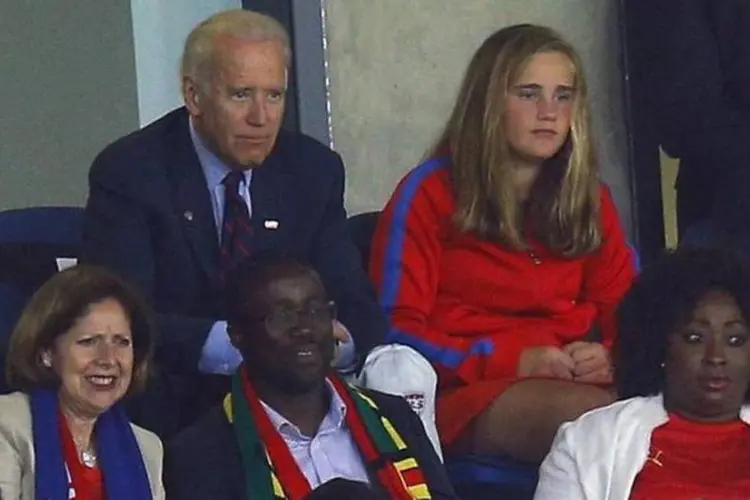 Joe Biden e sua neta Naomi assistem ao jogo entre Estados Unidos e Gana pela Copa do Mundo (Brian Snyder/Reuters)