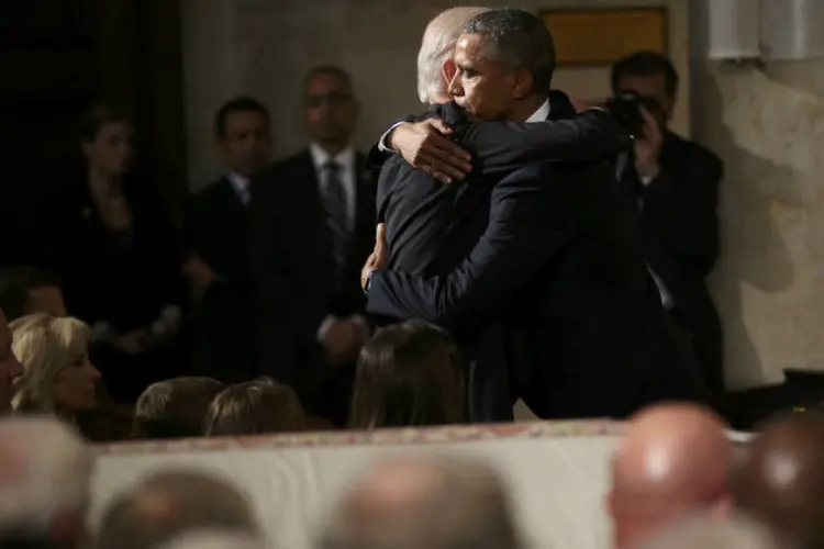 Barack Obama abraça Jor Biden: "Ele [Beau Biden] viveu uma vida para os outros", disse o presidente (Doug Mills/Pool/Reuters)