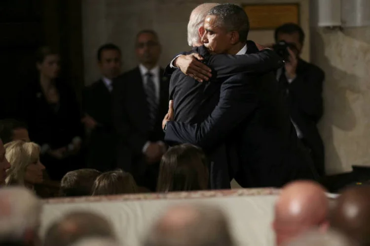 Barack Obama abraça Jor Biden: "Ele [Beau Biden] viveu uma vida para os outros", disse o presidente (Doug Mills/Pool/Reuters)