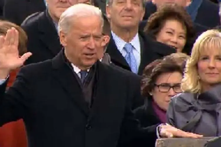 
	Biden faz juramento: Biden j&aacute; tinha jurado formalmente o cargo no domingo em cerim&ocirc;nia perante sua fam&iacute;lia e cerca de 20 convidados.
 (Reprodução vídeo ao vivo da Casa Branca)