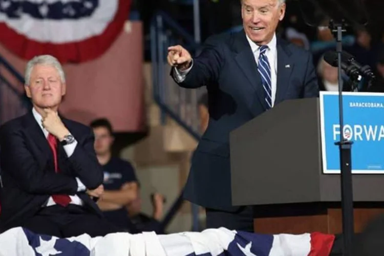 O vice-presidente dos Estados Unidos, Joe Biden, discursa ao lado de Bill Clinton em evento em Ohio, no qual Obama precisou cancelar presença por conta do furacão Sandy (John Moore/Getty Images)