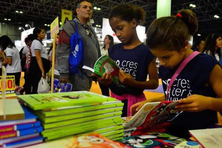 
	17&ordf; Bienal do Livro do Rio, destaque par o p&uacute;blico jovem: do total do p&uacute;blico, 56% s&atilde;o jovens entre 15 e 29 anos. O percentual foi maior do que o da edi&ccedil;&atilde;o anterior, em 2013, quando chegou a 51%
 (Fernando Frazão/Agência Brasil)