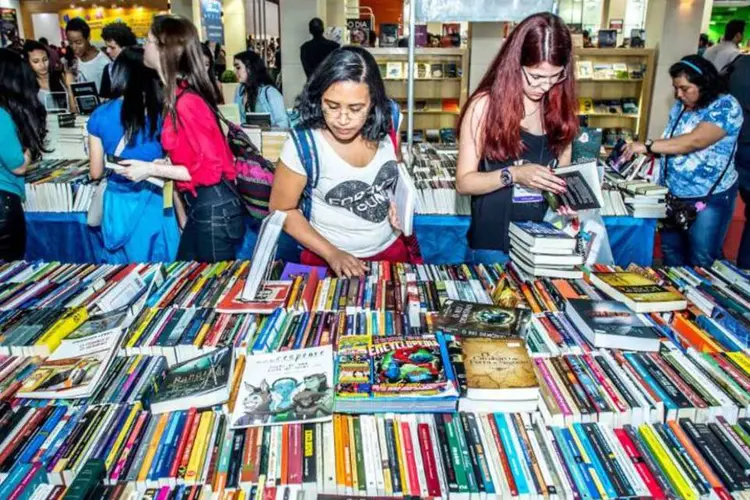 Visitantes procuram livros durante a 23ª Bienal do Livro de São Paulo (Kelsen Fernandes/Fotos Públicas)