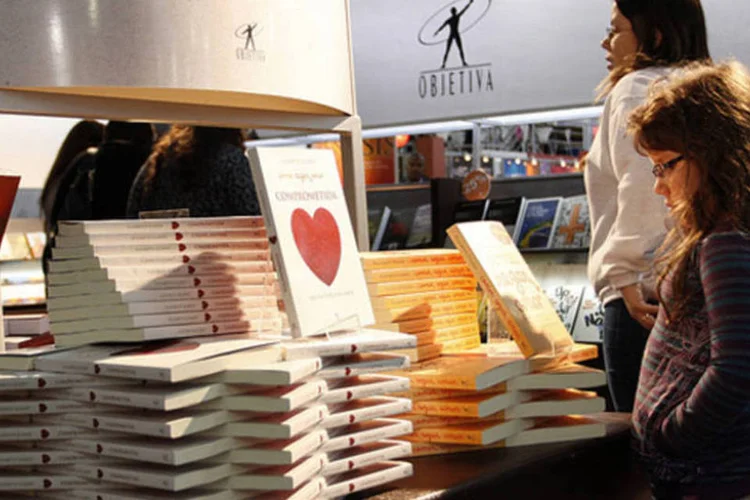 Criança olha livros na Bienal de 2011: edição deste ano do evento será realizada entre os dias 09 e 19 de agosto, no Anhembi (Divulgação)