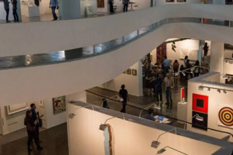 Segundo a Abact e Apex, o preço das obras contemporâneas de menor custo é de cerca de 550 dólares, o que segundo eles contribui para a "democratização da arte" (©AFP / Yasuyoshi Chiba)
