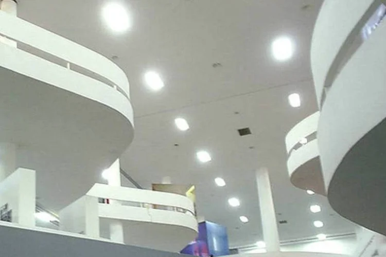 
	Interior do pavilh&atilde;o da Bienal no Parque do Ibirapuera: durante os 93 dias que permaneceu aberta ao p&uacute;blico, ocorreram 484 a&ccedil;&otilde;es gratuitas como semin&aacute;rios
 (Wikimedia Commons)