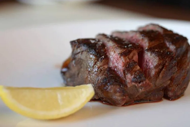 
	Bife da fazenda Blackmore Wagyu: voc&ecirc; pode viajar o mundo inteiro atr&aacute;s de bifes incr&iacute;veis, mas raramente encontra uma carne dessa qualidade dispon&iacute;vel para cozinhar nos EUA
 (Carla Gottgens/Bloomberg)
