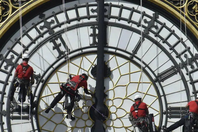 
	T&eacute;cnicos trabalham em uma das faces do Big Ben em Londres
 (Toby Melville/Reuters)