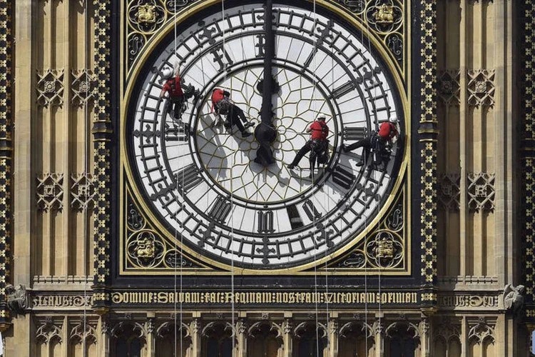 
	Big Ben: tamb&eacute;m ser&aacute; instalado um elevador como alternativa aos 334 degraus que levam ao topo da torre
 (REUTERS/Toby Melville)