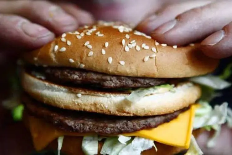 Homem come um Big Mac em Londres (Bloomberg)