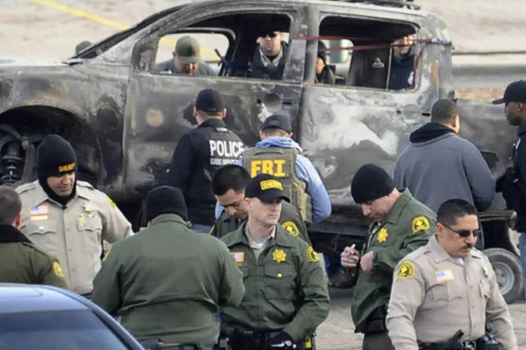 Perseguição: agentes se reúnem em frente ao caminhão identificado como pertencente ao oficial Christopher Dorner (Gene Blevins/Reuters)