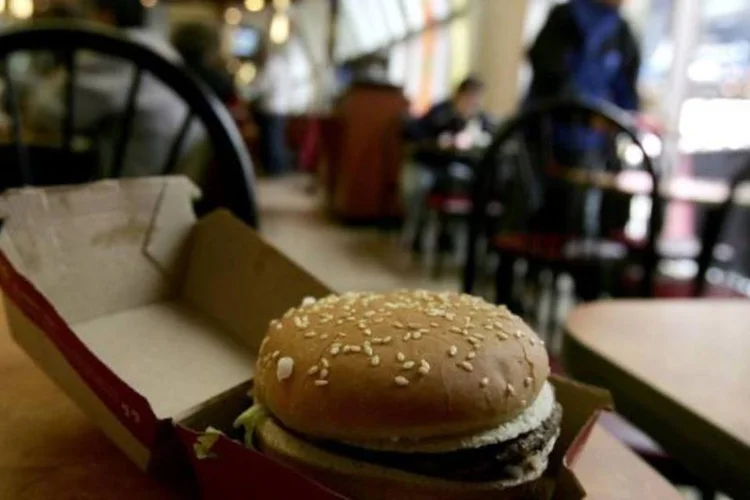 
	No &iacute;ndice ajustado por PIB per capita, o Brasil tem o Big Mac mais caro, sobrevalorizado em 71,6%
 (Spencer Platt/Getty Images)