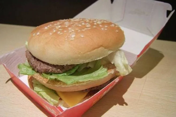 Big Mac é citado como exemplo de alimento "densamente calórico e com pouco nutriente" (Wikimedia Commons)