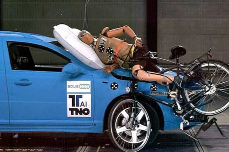 Carro com airbag exterior (Divulgação)