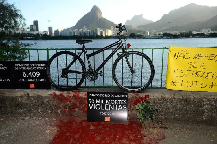 
	Protesto pela morte do m&eacute;dico esfaqueado em um assalto na Lagoa Rodrigo de Freitas, quando passeava de bicicleta
 (Fernando Frazão/ Agência Brasil)