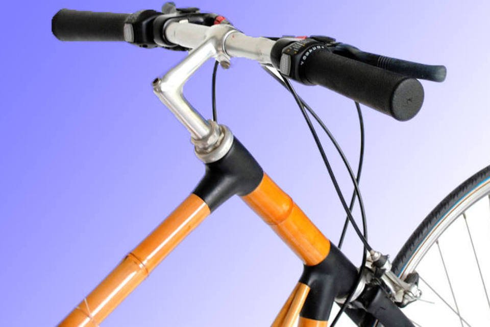 Esta bicicleta de bambu consegue recarregar smartphones