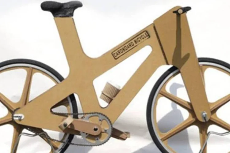 
	Bicicleta de papel&atilde;o: &nbsp;papel&atilde;o acaba ganhando um aspecto de pl&aacute;stico
 (Divulgação)