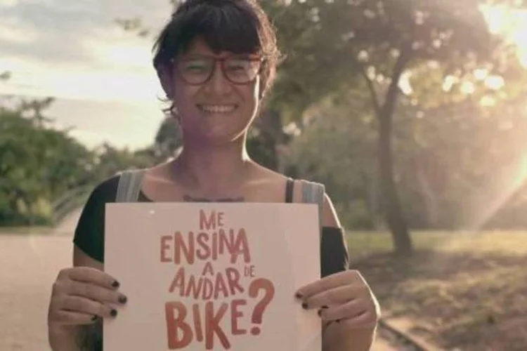 
	A&ccedil;&atilde;o do Ita&uacute; no Rio de Janeiro: banco convidou pessoas que n&atilde;o sabiam andar de bicicleta a pedirem ajuda para os cariocas
 (Reprodução/YouTube)