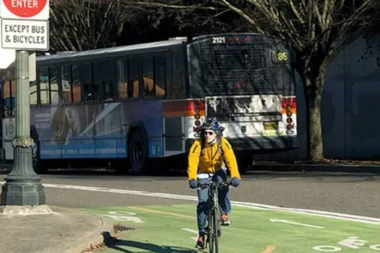 Um ciclista usa a ciclovia exclusiva pintada de verde no centro de Portland, nos EUA (CC/ Flickr/ OregonDOT)