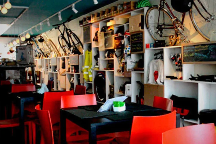 
	Bikecaf&eacute; Aro 27, em SP: o espa&ccedil;o une loja, oficina, caf&eacute; e um park and shower
 (Fábio Teixeira/EXAME.com)