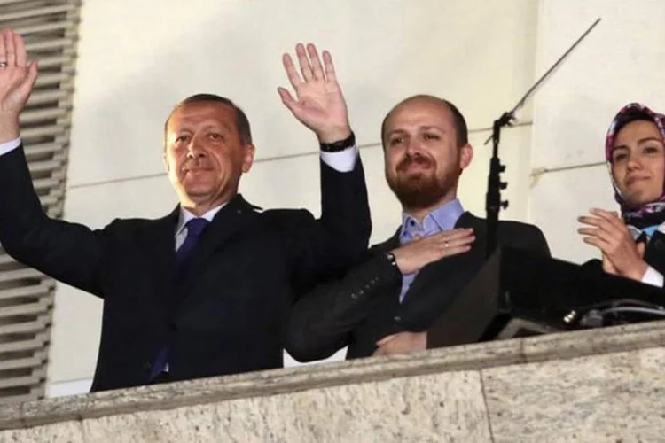 
	Presidente da Turquia, Tayyip Erdogan (esquerda), ao lado dos filhos Bilal e Sumeyye, em Ancara
 (REUTERS)