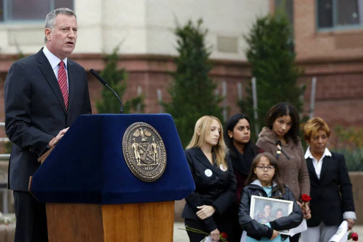 O prefeito de Nova York, Bill de Blasio, em discurso: número de mortes também caiu (Shannon Stapleton/Reuters)